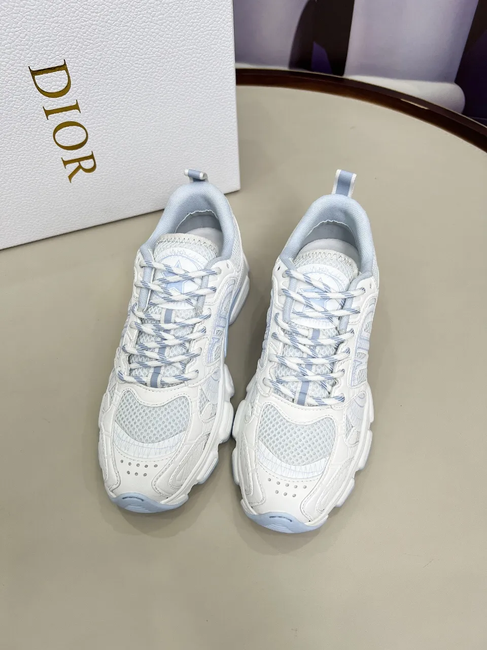 P560🐮🐮The official website of Dijia's new colors has been updated simultaneously [Celebration] This Dior Vibe sneaker incorporates Dior's high-end spirit and reinterprets classic running shoes. White mesh fabric features an Oblique print and is paired with laminated leather-effect panels in gold and silver tones for a contrasting look. It is further embellished with classic details such as 3D effect details, the lucky star symbol on the rear, and the logo on the tongue and rear pull tab. The lightweight sole is embellished with gray stars, complementing a variety of casual or elegant pieces for a modern look. Size: Women’s size 35-41 (35/42 can be customized) Men’s size 40-46 (39/46 can be customized)
